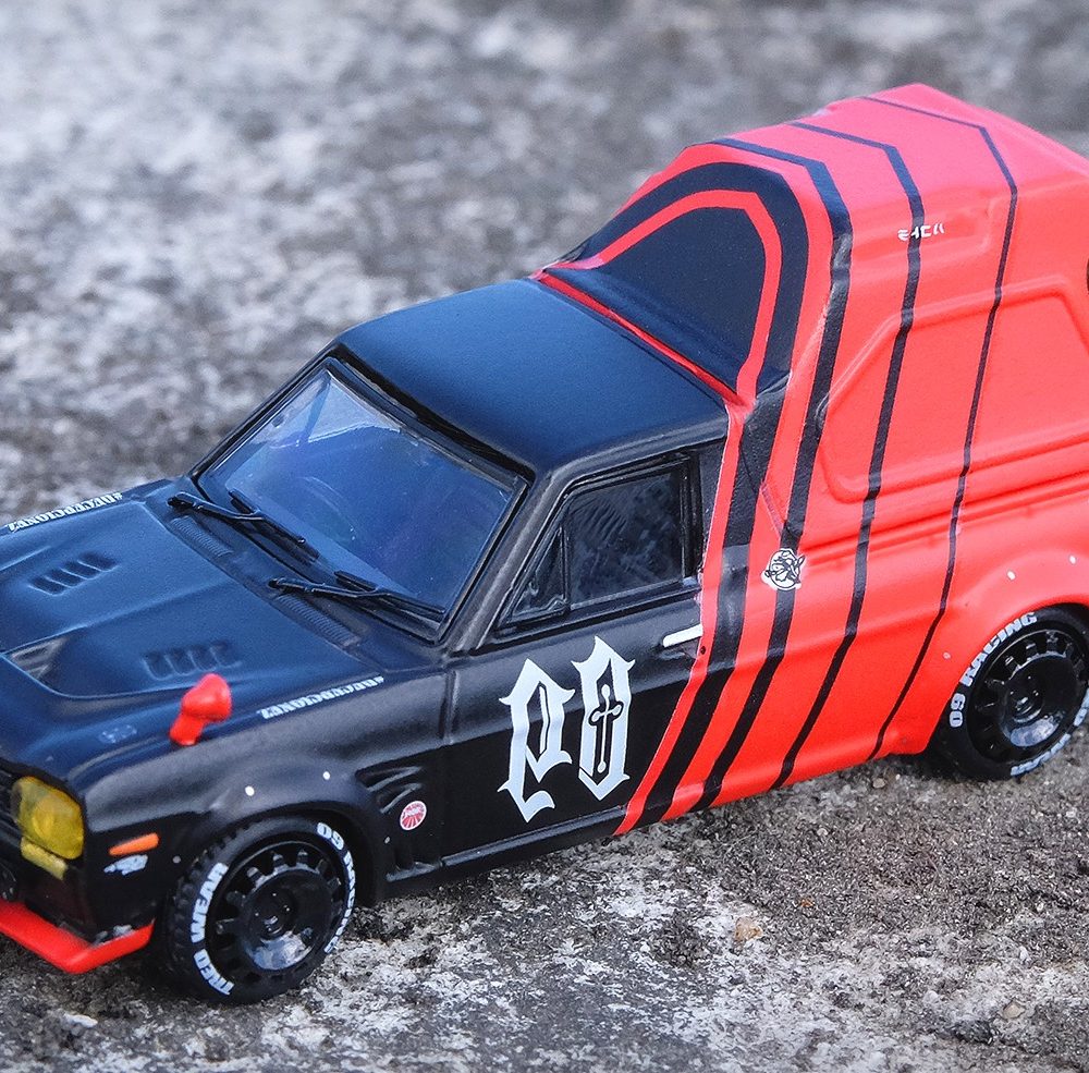NISSAN SUNNY HAKOTORA "09 RACING" DECEPCIONEZ Special Packaging and Key Chain gift included - IN64-HKT-09RAD