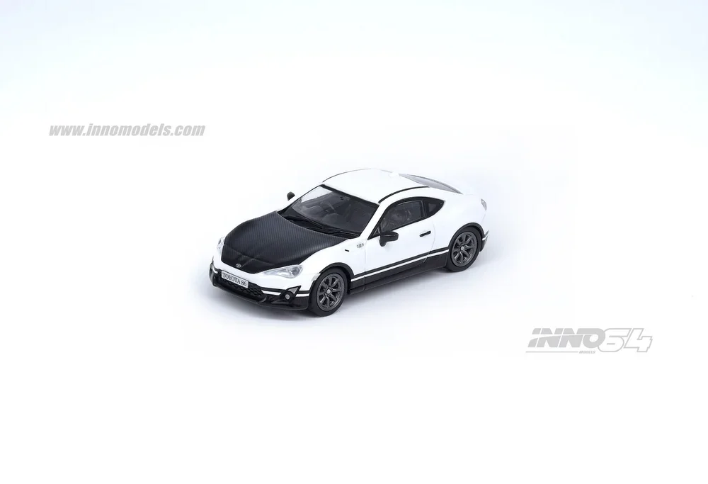 Toyota 86 White Retro Livery with Extra Wheels - IN64-GT86-CRL