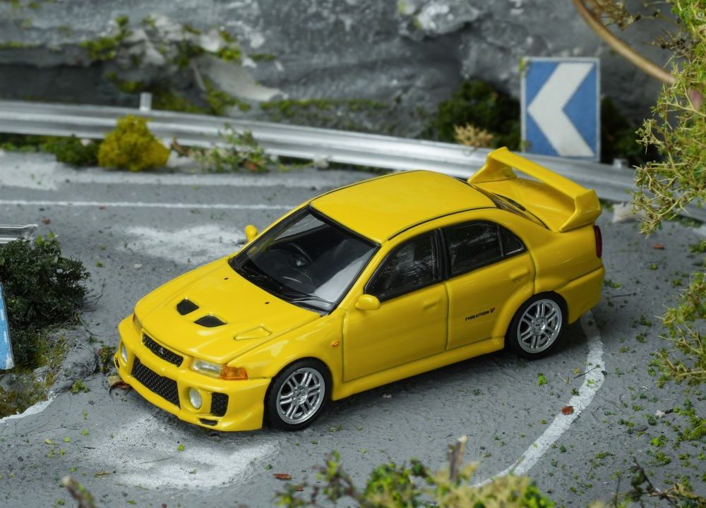 (Pre-Order) Mitsubishi Lancer Evolution V GSR Dandelion Yellow